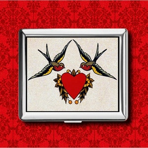 Cartera de metal con diseño de pájaro, estilo vintage, con guirnalda de corazones y tatuajes de la vieja escuela, ideal para guardar tarjetas de crédito, cigarrillos, identificación y soporte para iPod.
