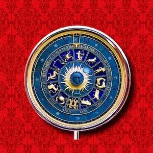 Può includere: Un quadrante di orologio circolare con sfondo blu e accenti dorati. Il quadrante dell'orologio presenta i dodici mesi dell'anno e i dodici segni zodiacali. Il sole è raffigurato al centro del quadrante dell'orologio.