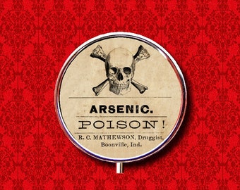 Arsenic poison crâne os croisés étiquette vintage anneau bibelots cachette médecine vitamines gomme tic tac rond menthe métal boîte à pilules support