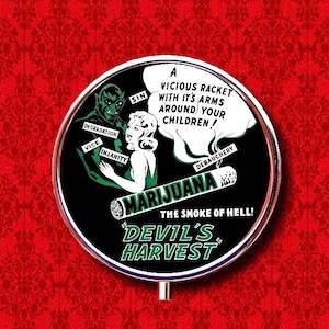 Könnte beinhalten: Ein schwarzes und weißes rundes Schild mit rotem Rand. Das Schild zeigt einen Cartoon-Teufel mit einer Frau, einer Marihuana-Zigarette und dem Text "A vicious racket with it's arms around your children!" "The smoke of hell!" "Devil's Harvest".