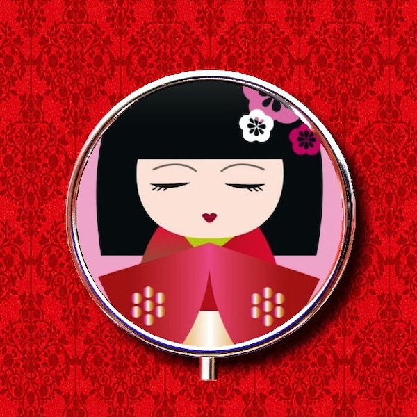 Kokeshi Geisha Girl Kawaii Japonais Asiatique Kimono Bague Bibelot Cachette Médecine Vitamines Gomme Tic Tacs Rond Menthe Métal Pilulier Cas Titulaire