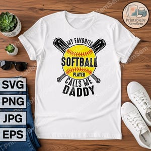 Op de afbeelding: Wit T-shirt met de zwarte tekst "MY FAVORITE SOFTBALL PLAYER CALLS ME DADDY". Het ontwerp bevat een gele softbal en gekruiste knuppels. Het shirt wordt getoond met witte sneakers en een zonnebril.