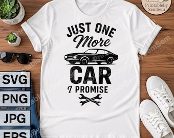 Könnte beinhalten: Weißes T-Shirt mit dem Text "JUST ONE More CAR 7 PROMISE" und einer schwarzen Autografik. Das Shirt zeigt auch gekreuzte Schraubenschlüssel. Das Design ist wahrscheinlich für Autoenthusiasten.