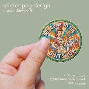 Può includere: Un adesivo rotondo con un design retrò raffigurante una donna con un grembiule davanti a una stufa in fiamme. Il testo "WELCOME TO THE SHITSHOW" è visualizzato attorno alla donna. L'adesivo è tenuto da una mano.