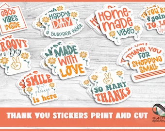 Könnte beinhalten: Ein Set mit 10 bedruckbaren Dankeschön-Aufklebern mit verschiedenen Designs und Sprüchen. Die Aufkleber haben einen Retro-Groovy-Look mit leuchtenden Farben und verspielten Schriftarten. Einige der Sprüche sind "Good Vibes Inside", "Happy Day", "Home-Made Vibes", "Made With Love", "So Many Thanks" und "Thank You For Shopping Small".