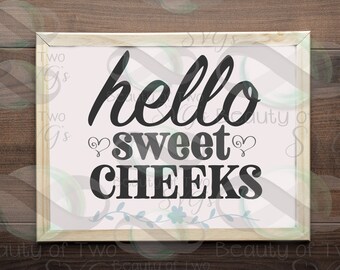 Puede incluir: Un letrero enmarcado en blanco con texto negro que dice "hello sweet cheeks" con dos pequeños corazones a cada lado de la palabra "sweet".