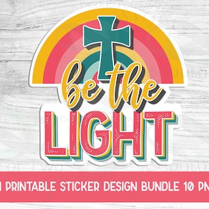 以下が含まれることがあります： 虹と十字架が描かれたカラフルなステッカーデザイン。テキスト「be the light」はレトロなフォントスタイルです。これはキリスト教の印刷可能なステッカーデザインです。