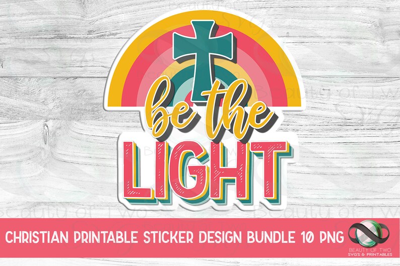 以下が含まれることがあります： 虹と十字架が描かれたカラフルなステッカーデザイン。テキスト「be the light」はレトロなフォントスタイルです。これはキリスト教の印刷可能なステッカーデザインです。