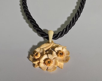 Antique Bavarian Carved Bone Flower Necklace – Traditional Trachten Jewelry I SR1665