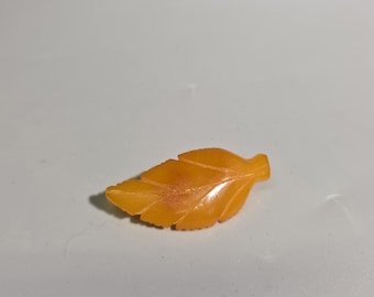 Vintage Baltic Butterscotch Amber Leaf Brooch – Carved Natural Amber – Germany 1930s-1940s I SR1657