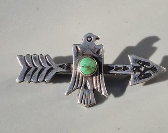 Fred Harvey Era silver brooch – USA, sterling silver, thunderbird with turquoise on arrow, 3.46 g – Schmuckrausch Vintage 0009