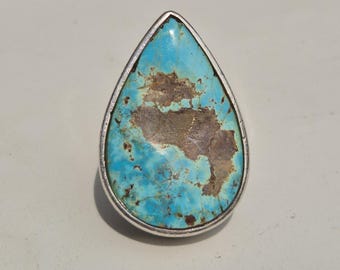 Statement ring with large turquoise drop – 49 g – Ring size 55 (US 7) – Natural turquoise with brown matrix – 925 silver – Silvery hallmark 1516