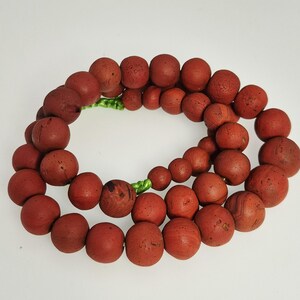Antiker Jatim Perlenstrang Rot 49 Glasperlen im Verlauf Java Jember 8–16 mm 122 g 60 cm Schmuckrausch Vintage 1850