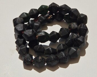 Antique Jatim bead strand – faceted, dark green (almost black) | 39 glass beads | 60 cm | 101 g | Java, 5th–8th century.