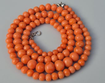 Antique coral necklace made of Sardinian Mediterranean coral, silver clasp, graduated 4.4–8.2 mm, 56 cm – Schmuckrausch Vintage 0042