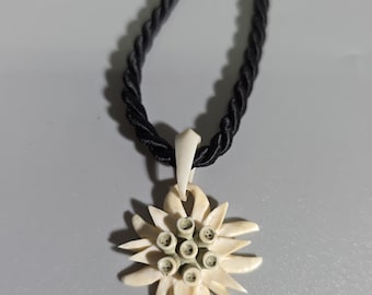 Vintage Carved Bone Edelweiss Necklace – Bavarian Trachten Jewelry – Oktoberfest Dirndl Necklace I SR1410