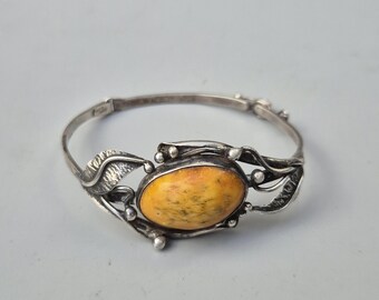 Art Nouveau silver bangle with butterscotch amber – 15.13 g, 60 mm, leaves & tendrils, tested – Schmuckrausch Vintage 1929