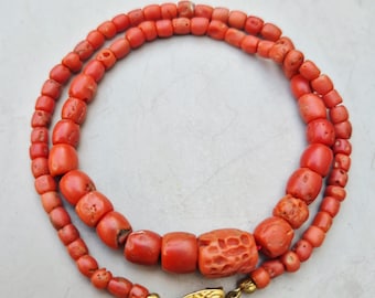 Mediterranean coral necklace with gold-plated 835 silver clasp – genuine red coral in cylinder shape, Italy around 1960 I 1779