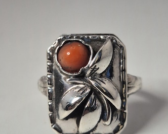 Art Nouveau silver ring with a red coral cabochon as a flower, chased leaves, German handwork circa 1900 – Vintage Jewelry Rush