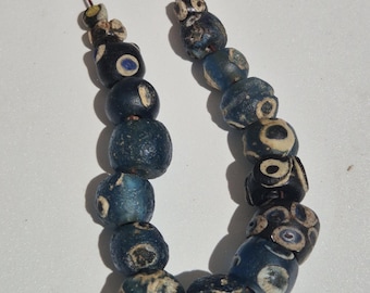 18 ancient eye beads – Found in Mali | Muslim period (11th–16th century) | Shades of blue | Several beads with raised eyes | 37.55 g