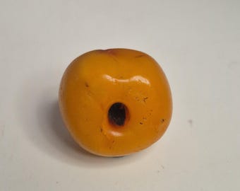Antique Tibetan amber bead with inclusion, long worn, Himalayan trade bead 16.6 mm, Schmuckrausch Vintage 0391