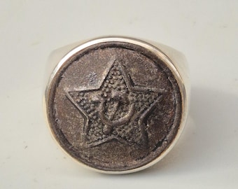 Signet ring made of 925 silver with antique uniform button hammer and sickle – Men's ring size 68 – Tribal Spirit – Schmuckrausch Vintage 1865