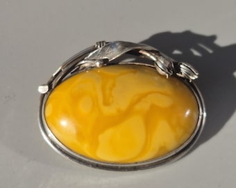 Art Nouveau brooch, handcrafted in silver with butterscotch amber bezel setting, tulip motif, circa 1910. Vintage 1922 from Schmuckrausch.