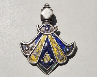 Kennauri protective amulet with eye • Himachal Pradesh • Enamel blue yellow green • Inverted arrow shape • Tribal pendant • Antique I 1624