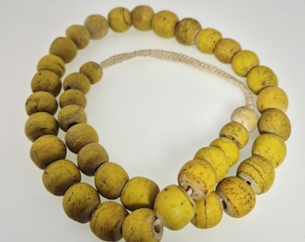 Antique Jatim Pearl Strand Yellow 41 Glass Beads Java Jember 12-19 mm 217 g Schmuckrausch Vintage 1855