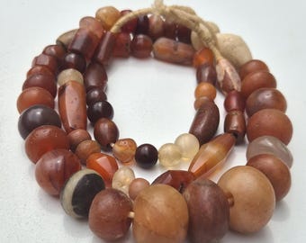 Strand of 61 antique glass and stone beads – Sahel zone | Carnelian, agate, chalcedony, quartz | Stone Age to 19th century | 70 cm | 132 g