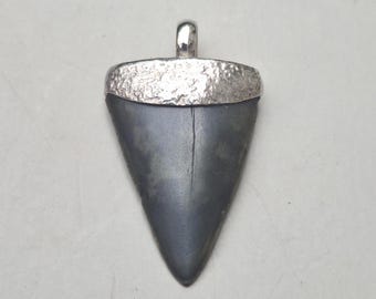 Mako shark tooth pendant silver 925 • Isurus Hastalis fossil • hammered look • petrified tooth • Tribal Spirit unique piece I 1484