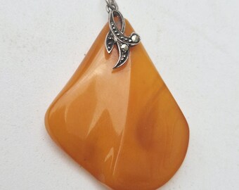 Antique amber pendant with wave cut | teardrop shape | tested silver | ca. 1930 | Butterscotch Orange I 1455