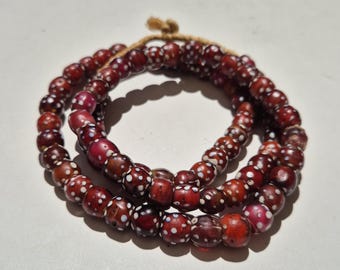 Very long strand of antique Murano eye beads in dark red – 78 pieces, 80 cm. Trade item from the 18th/19th century.