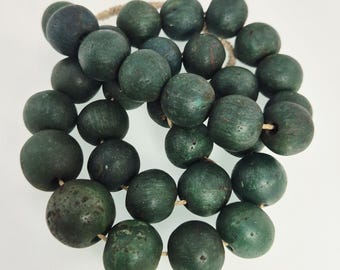 Antique Jatim pearl strand dark green 35 glass beads Java Jember 15-20 mm very good condition Schmuckrausch Vintage 1910