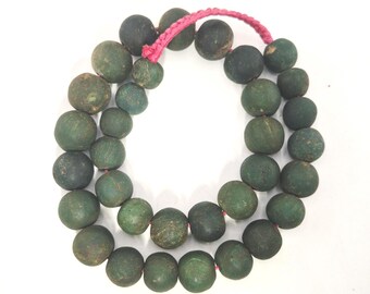 Large green Jatim Beads necklace, antique Java glass bead strand, collector's quality, 33 beads, 28 cm, 239 g – Schmuckrausch Vintage 0337