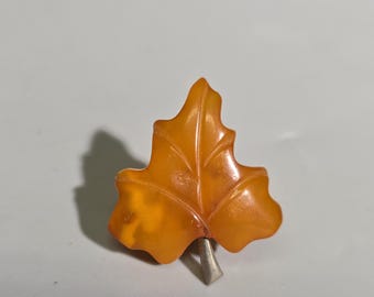 Vintage Butterscotch Amber Ivy Leaf Brooch – Carved Marbled Amber – Art Deco Jewelry 1930s-1950s I SR1467
