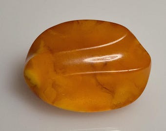 Small butterscotch brooch – Königsberg wave cut – 1920s – gold-plated pin – warm amber orange – Schmuckrausch Vintage 1667