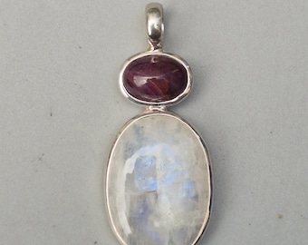 Rainbow Labradorite & Ruby Pendant – 925 Silver Setting, Freeform 8.90 g, 46×20 mm – Silvery Schmuckrausch Vintage 1894