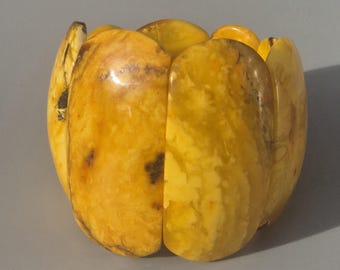 Large bracelet made of Baltic butterscotch amber, 117 g, opaque & marbled, restrung on an elastic band – Schmuckrausch Vintage 0036