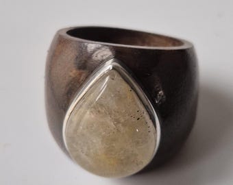 Rutilated Quartz Ring Drop 20 × 16 mm – Ebony & 925 Silver – Handmade Sono Wood Ring – Schmuckrausch Vintage 1744