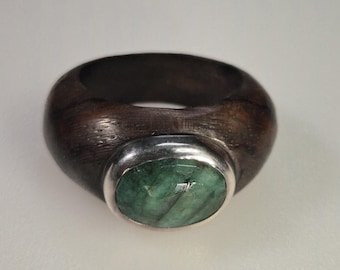 Narrow ring made of Makassar ebony with emerald – faceted 12×9mm – dark green – size 52 – 925 silver – unique piece 1751