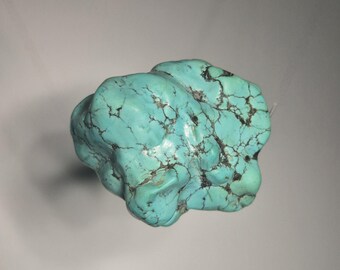 Large turquoise bead from Hubei – light green with matrix, ideal for further processing