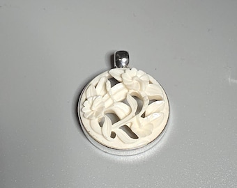 Hand-carved bone pendant with flowers, 925 silver, Bali Tampaksiring, openwork, Schmuckrausch Vintage 0318