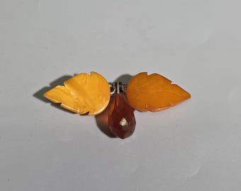 Antique Art Nouveau Amber Leaf Brooch – Carved Butterscotch Amber Leaves with Faceted Cognac Amber Drop – Silver Pin c. 1900 I SR1630