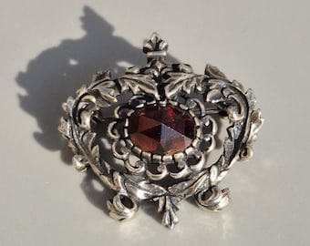 Fine Art Nouveau brooch in silver with garnet 11 x 8 mm – floral work, stylized leaves, perfect for traditional costume – Schmuckrausch Vintage 1266