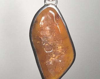 Handmade amber pendant in 925 silver – honey-colored with visible bark imprint