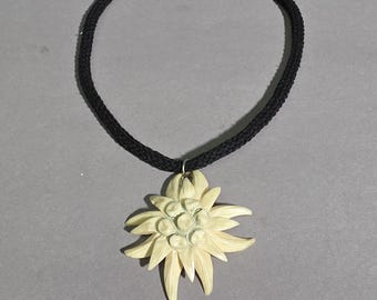 Antique edelweiss necklace made of carved cattle bone – 14.32 g – Bavarian traditional jewelry, dirndl, Oktoberfest