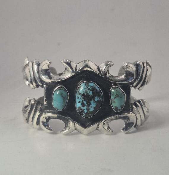 アクセサリー Vintage Navajo Sand Cast Bangle starring Navajo Sandcast Bangle, 1960s, With Three Turquoise Stones, Heavy
