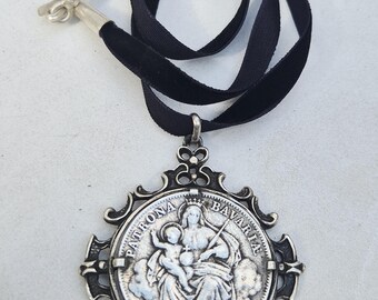 Antique pendant Patrona Bavariae coin silver on velvet ribbon baroque setting King Ludwig II Bavaria Schmuckrausch Vintage 1238