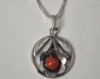 Silver flower pendant with coral, 16 mm, old maker's mark with 925, Binder Venezia chain choice – Schmuckrausch Vintage 0059